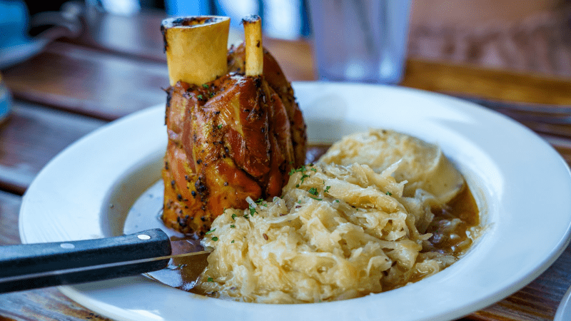 Eisbein im Schnellkochtopf mit Sauerkraut » Rezept